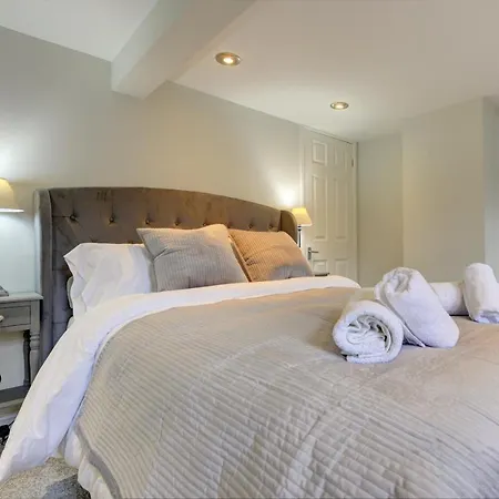 Kist Accommodates - The Woodlands Apartment