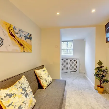 Kist Accommodates - The Woodlands Apartment *